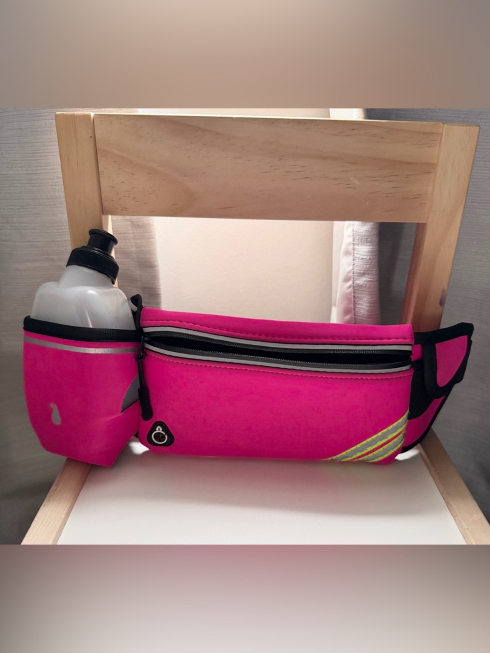 Running belt with water bottle and headphone port - pink
